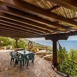 Enchanting Seaview Getaway *