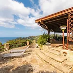 Enchanting Seaview Getaway