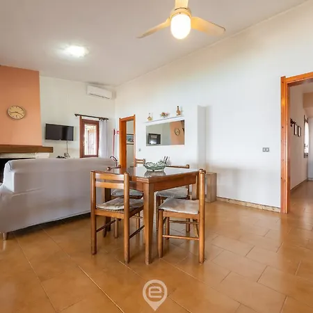 Enchanting Seaview Getaway בית נופש